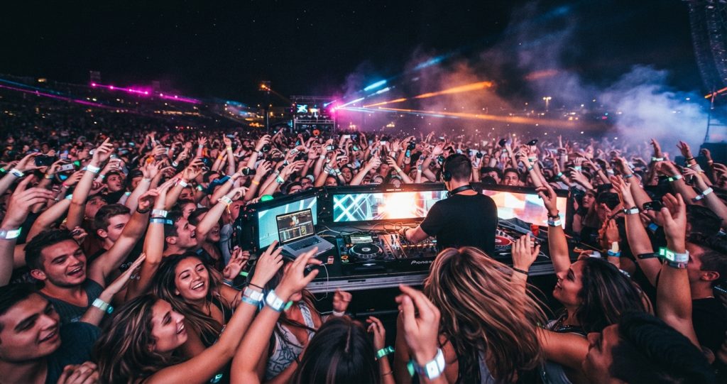 Di Balik Lautan Manusia yang Rela Berdiri Berjam-Jam Demi Menyaksikan DJ Favorit Beraksi