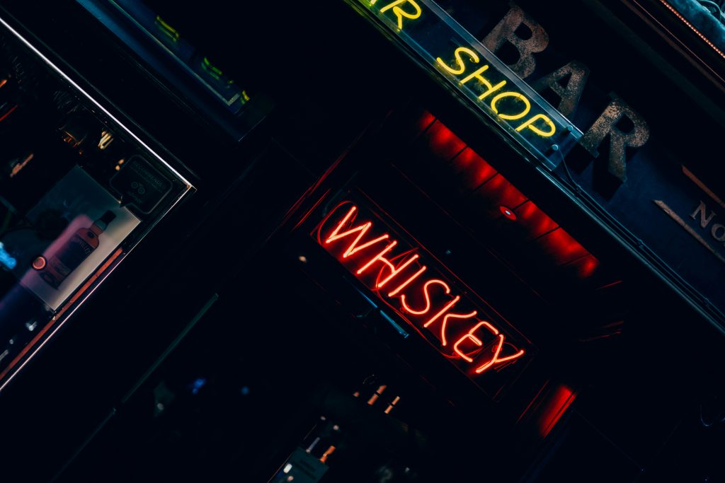Suasana listening bar dengan pencahayaan redup dan nuansa musik malam